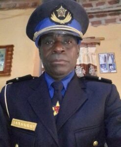 Le commandant Jean Manzanzu, un sous lieutenant et un chef commis à la garde du Vice Gouverneur.